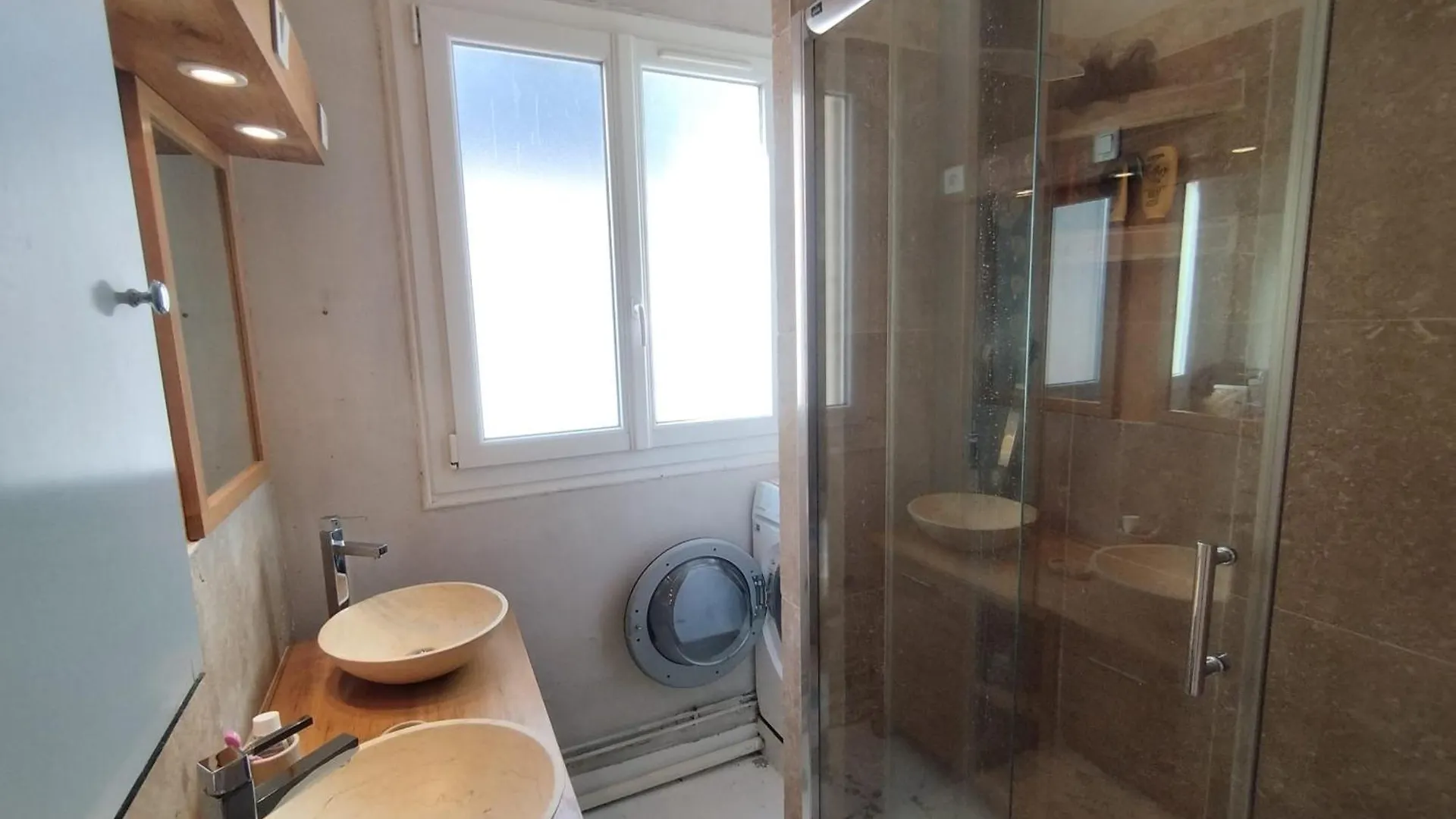 パリSpacious Nest Facing Square Maurice Gardetteアパートメント フランス