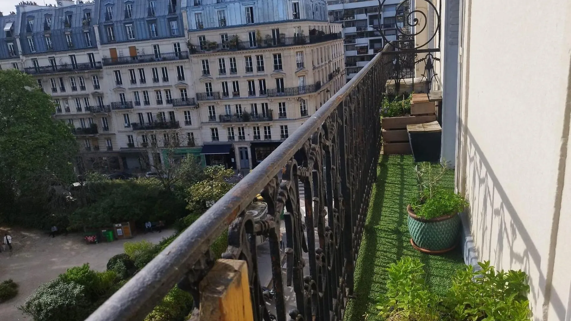 パリSpacious Nest Facing Square Maurice Gardetteアパートメント アパート パリ